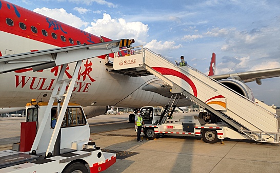 川航在天府机场飞出首个货运航班 搭载11.6吨防疫物资驰援拉萨
