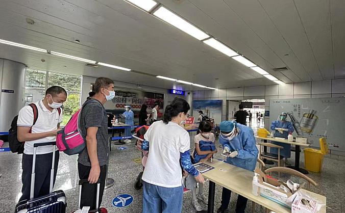 黄山机场候管部努力做好到港旅客核酸采样服务