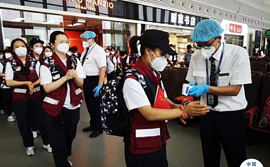 8月23日，甘肃援藏医疗队乘东航包机飞赴西藏