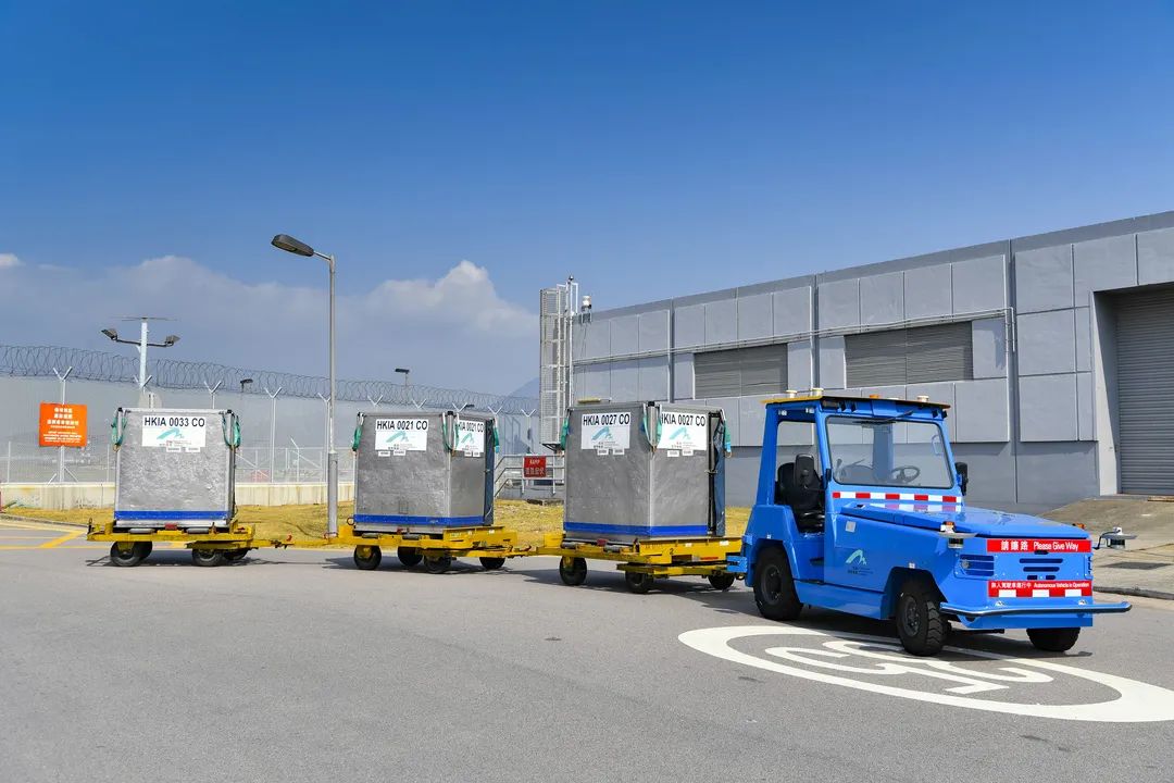 驭势科技无人驾驶产品亮相鄂州机场，助力发布《机场无人驾驶设备应用路线图》