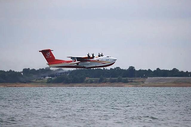 AG600M全状态新构型灭火飞机水上首飞成功