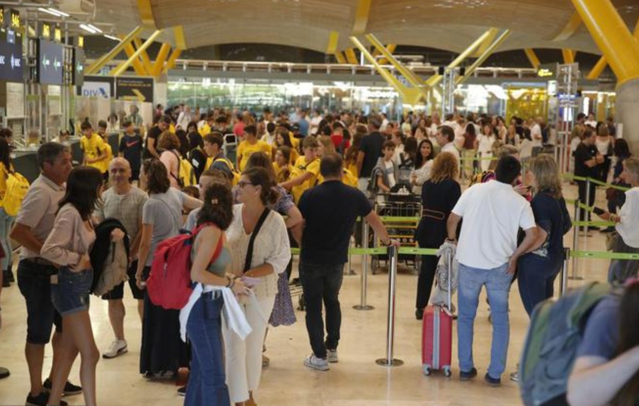 西班牙机场罢工持续 大批旅客在机场内等待