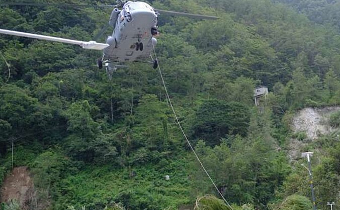 救援直升机紧急起飞 全力以赴转移四川地震受伤群众