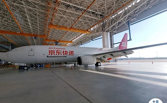 南航首架波音737NG客改货飞机完成整机涂装，将交付京东货航
