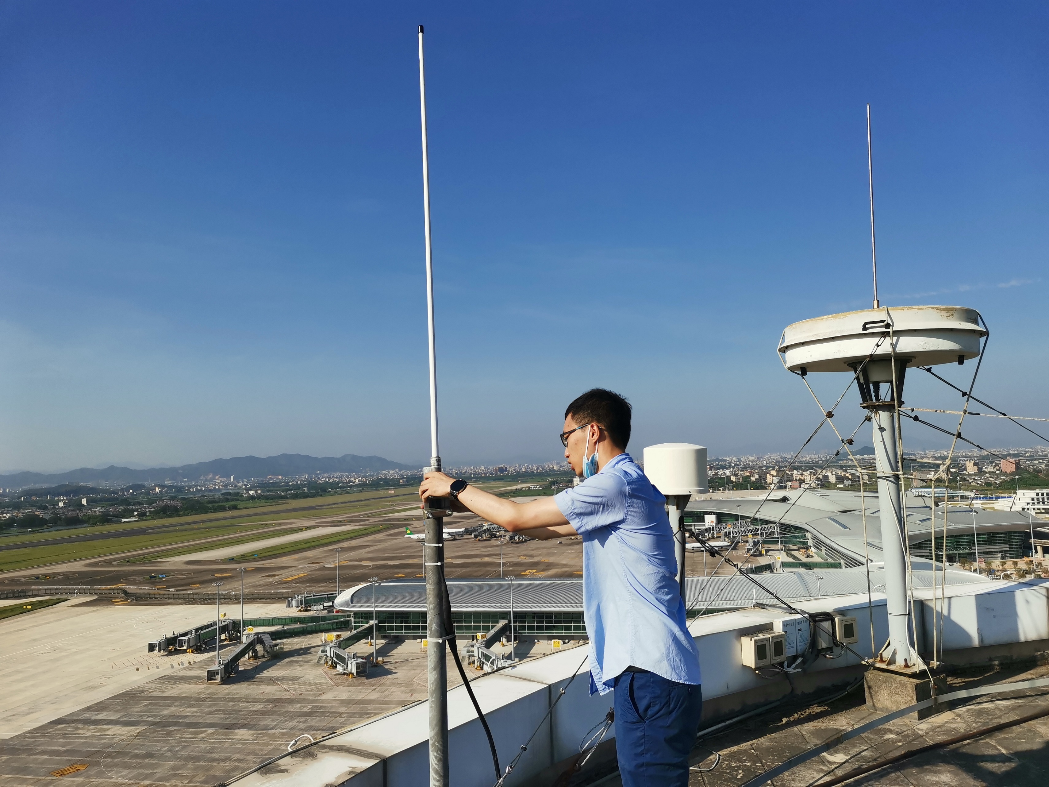 汕头空管站通信枢纽室有序开展甚高频电台年度维护工作