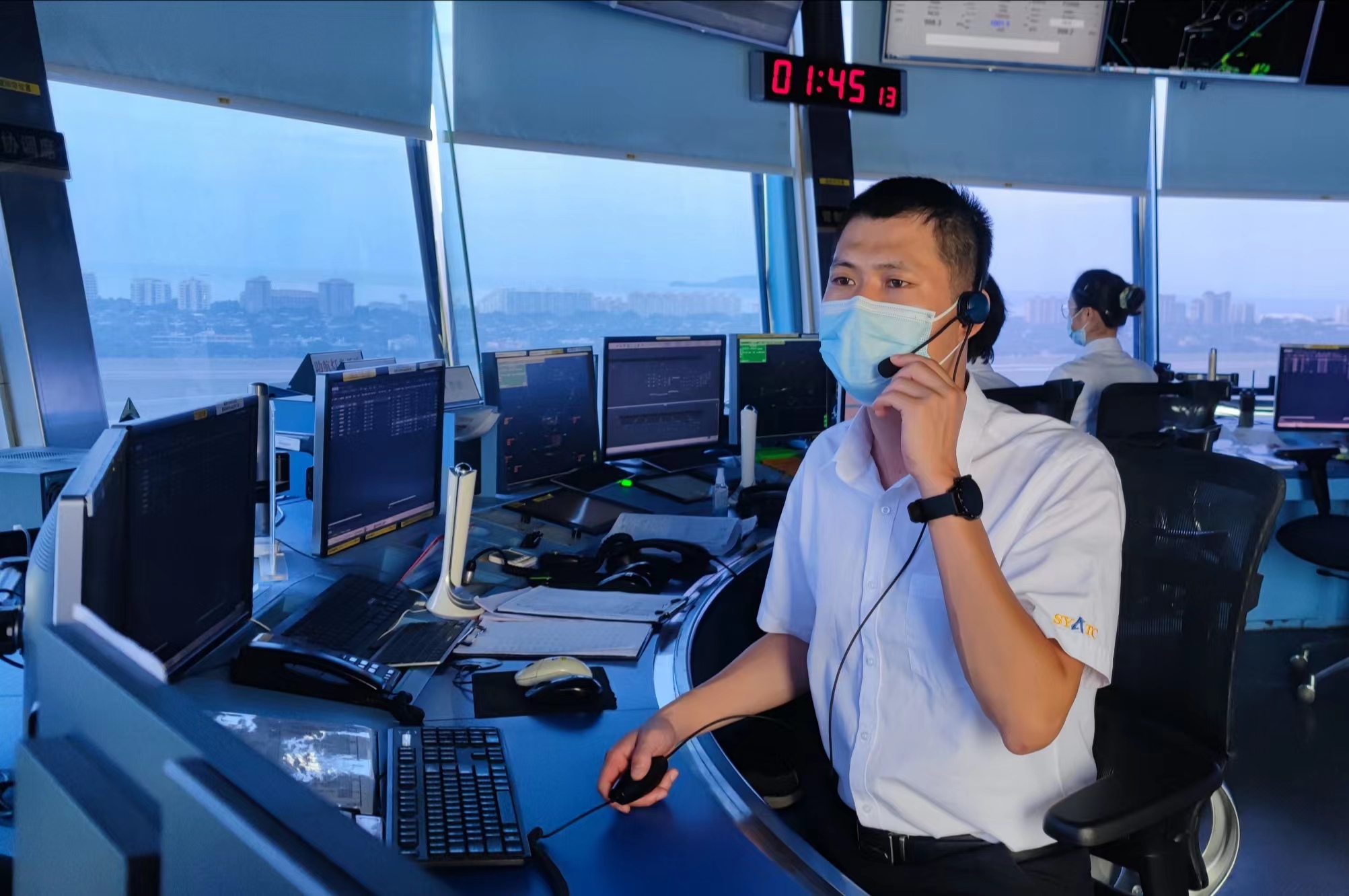 三亚空管站管制员郑祥潘：全天候值守保障航班起降有序，希望疫情尽快“飞散”