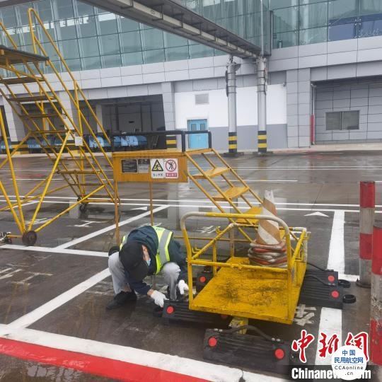 宁波、台州、舟山机场取消今日全部航班，杭州机场取消18时以后的所有国内客运航班