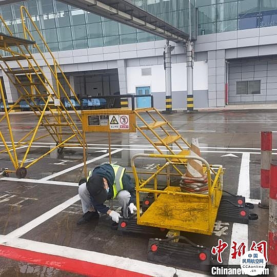 宁波、台州、舟山机场取消今日全部航班，杭州机场取消18时以后的所有国内客运航班