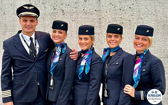 冰岛航空机长一家五口在同一航班上完成飞行任务