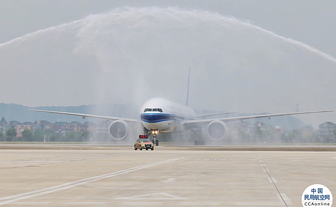 “水门礼”迎接首个进港航班，杭州萧山机场三期正式投运