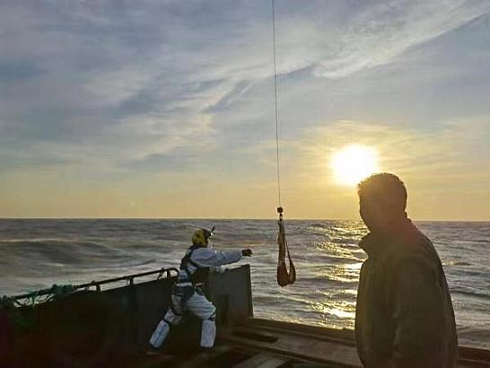 辽宁一渔船搁浅8人海上遇险，直升机紧急起飞成功救援