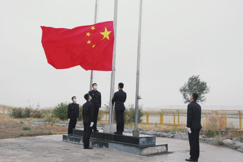 海航航空旗下乌鲁木齐航空举行“红旗漫卷迎国庆，不忘初心向未来”升国旗仪式