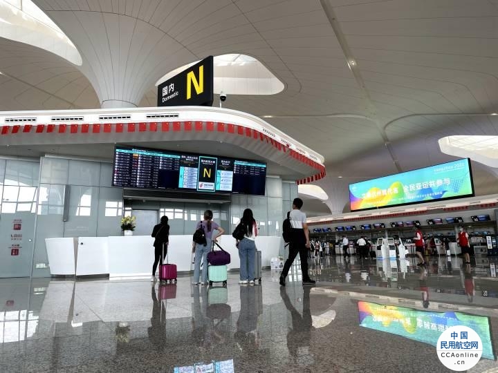 杭州机场T4航站楼迎来首个国庆长假 体验如何？