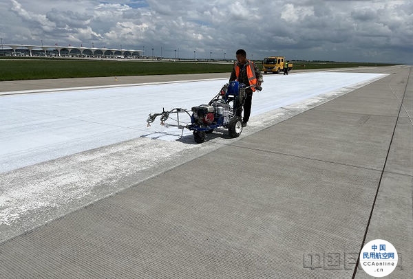 呼伦贝尔机场完成飞行区标志线维护工作
