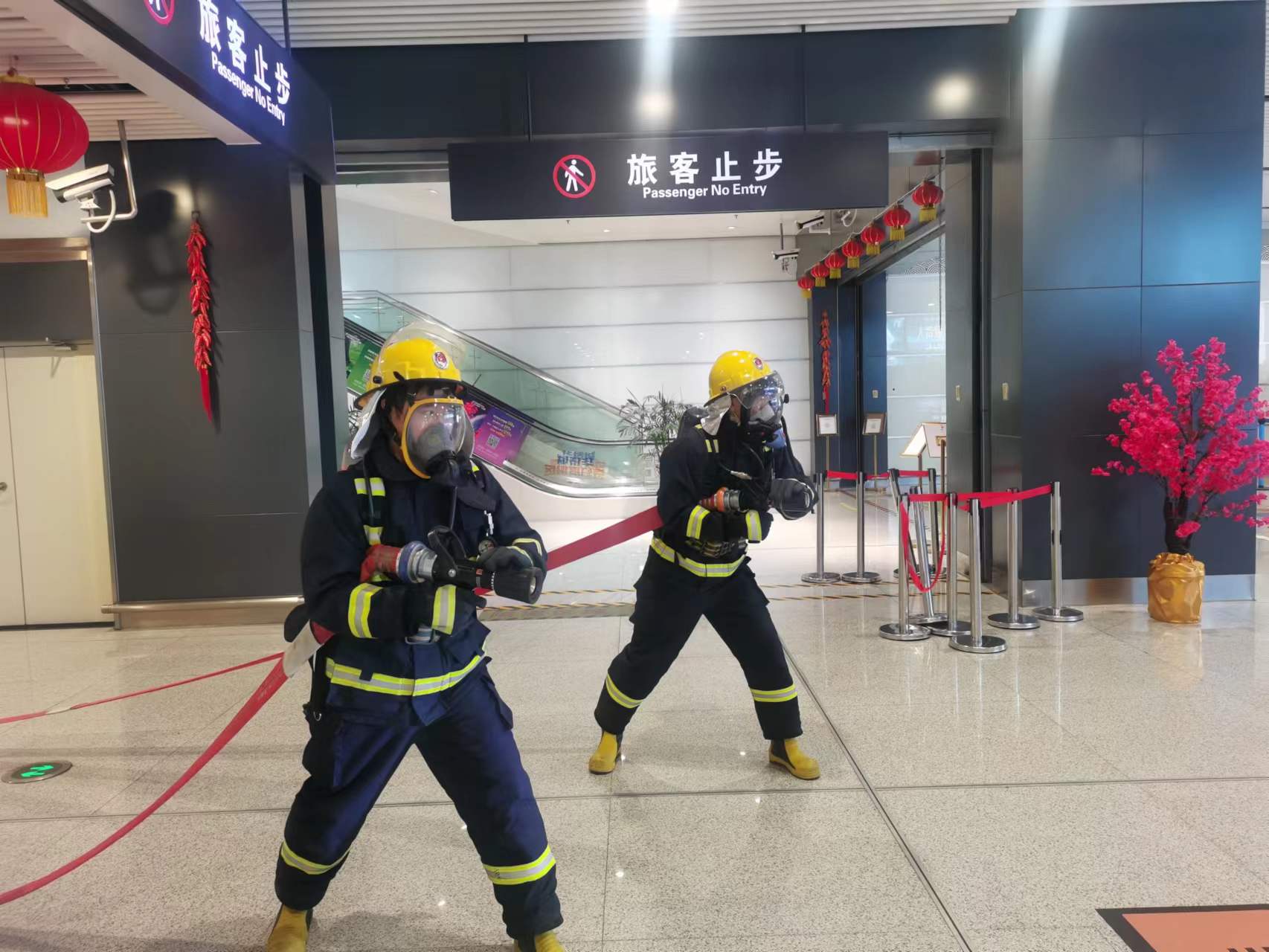襄阳机场消防支队开展航站楼应急救援演练