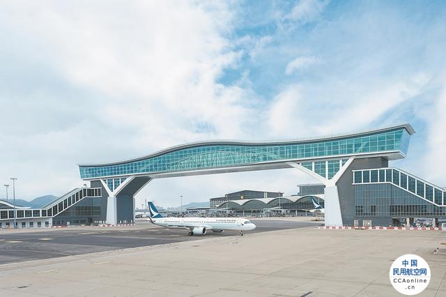 全球最长机场禁区行人天桥启用 能看到飞机在脚下滑行