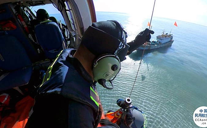南航通航直升机紧急救援海上受伤渔民