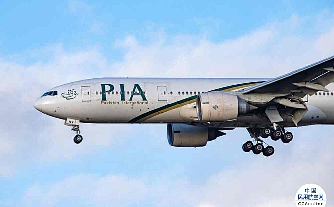 一架客机在巴基斯坦北部城市降落时滑出跑道
