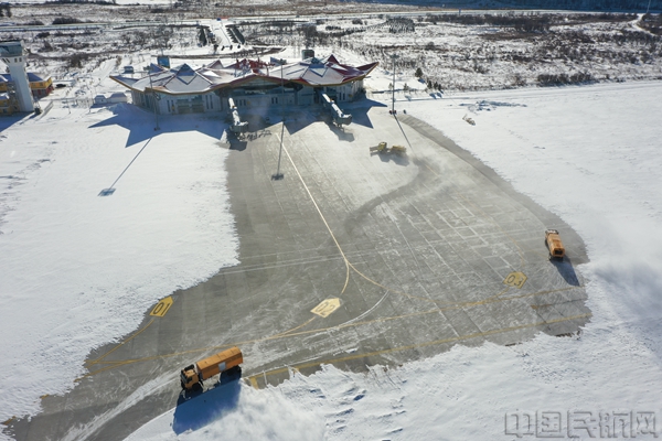 阿尔山机场快速清除道面积雪