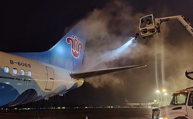 贵州入冬第一场“冰”，南航连夜“解冻”8架飞机