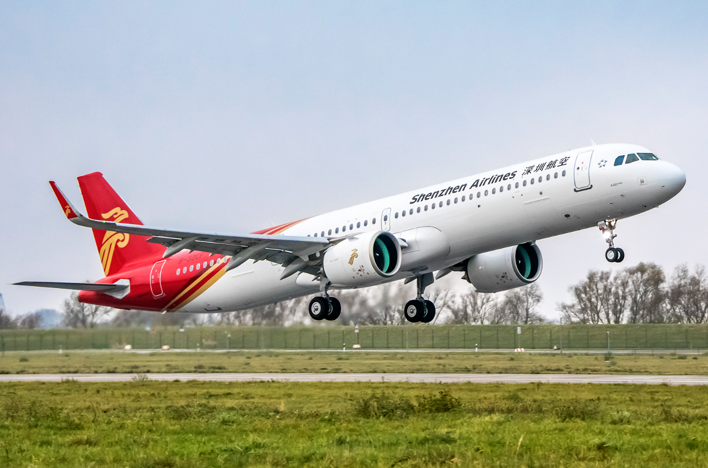 <strong>深圳航空首架空客A321neo飞机入列并投入运营</strong>