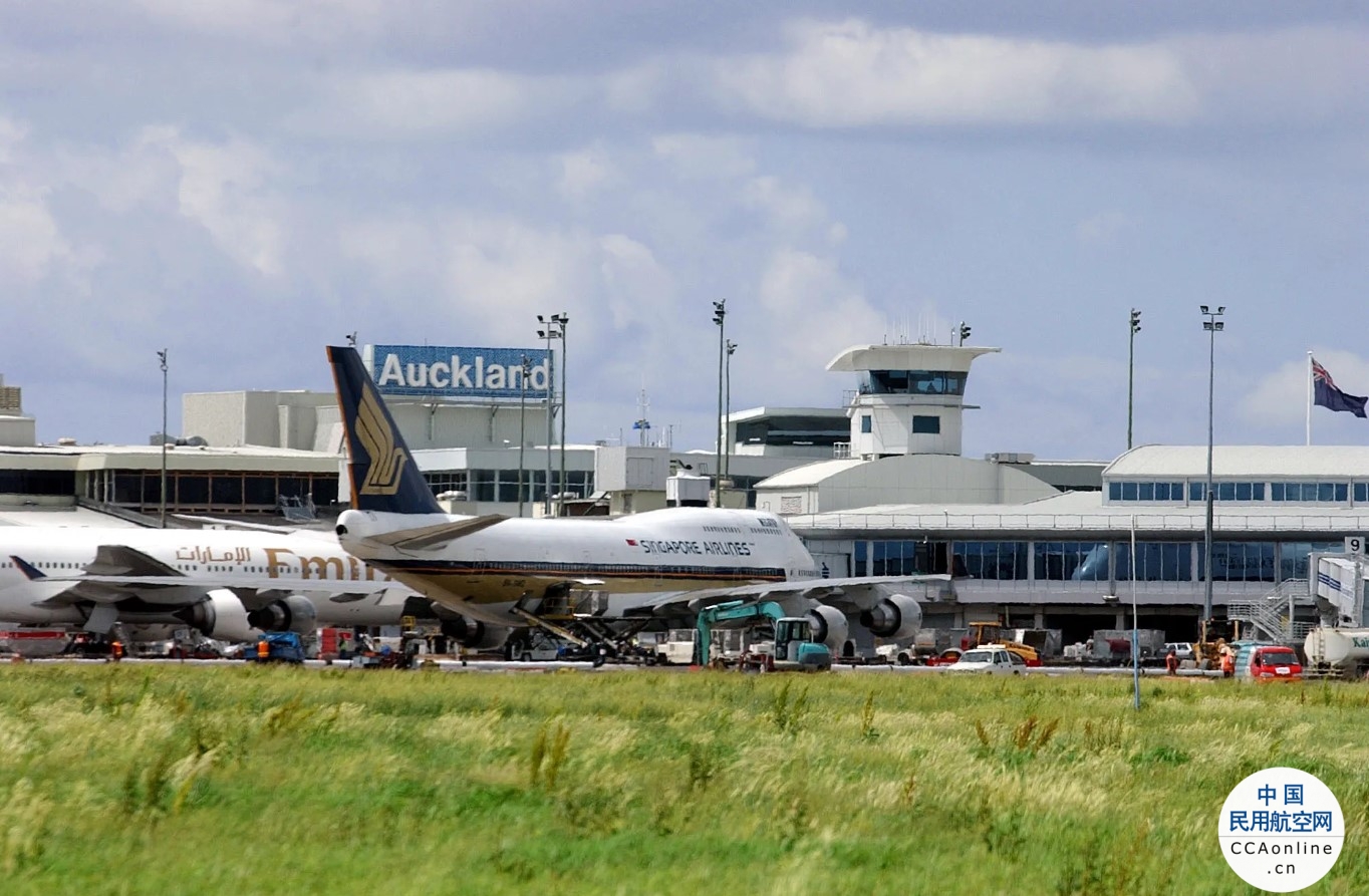一客机紧急迫降巴塞罗那机场，20多名乘客趁机逃离