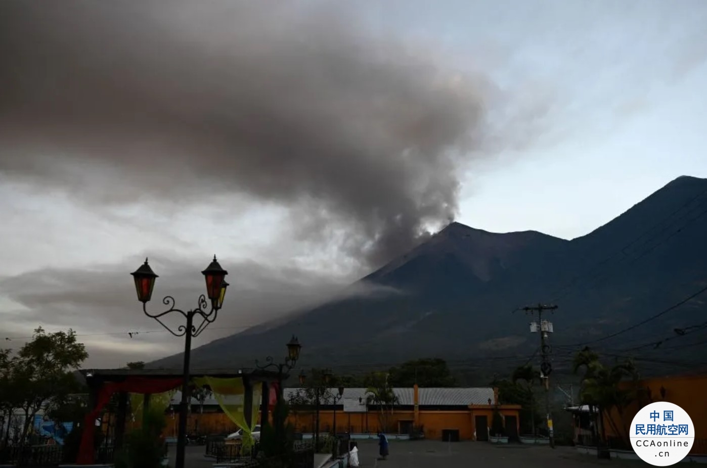 危地马拉富埃戈火山喷发，机场临时关闭
