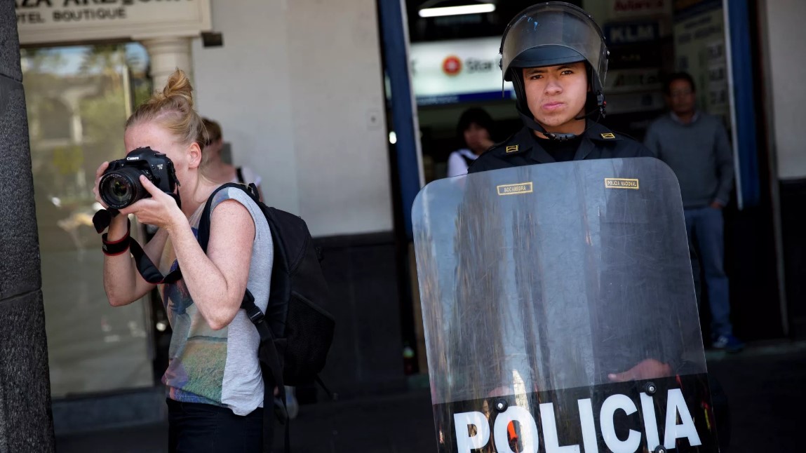 秘鲁一机场警察与抗议者发生冲突，致1人死亡
