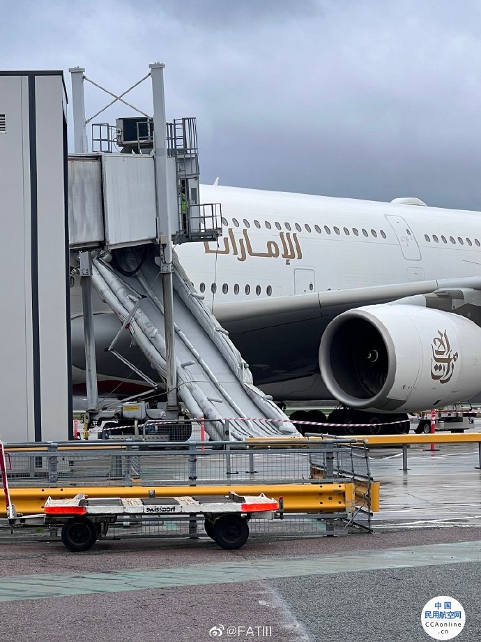 阿联酋航空一客机紧急逃生滑梯意外释放