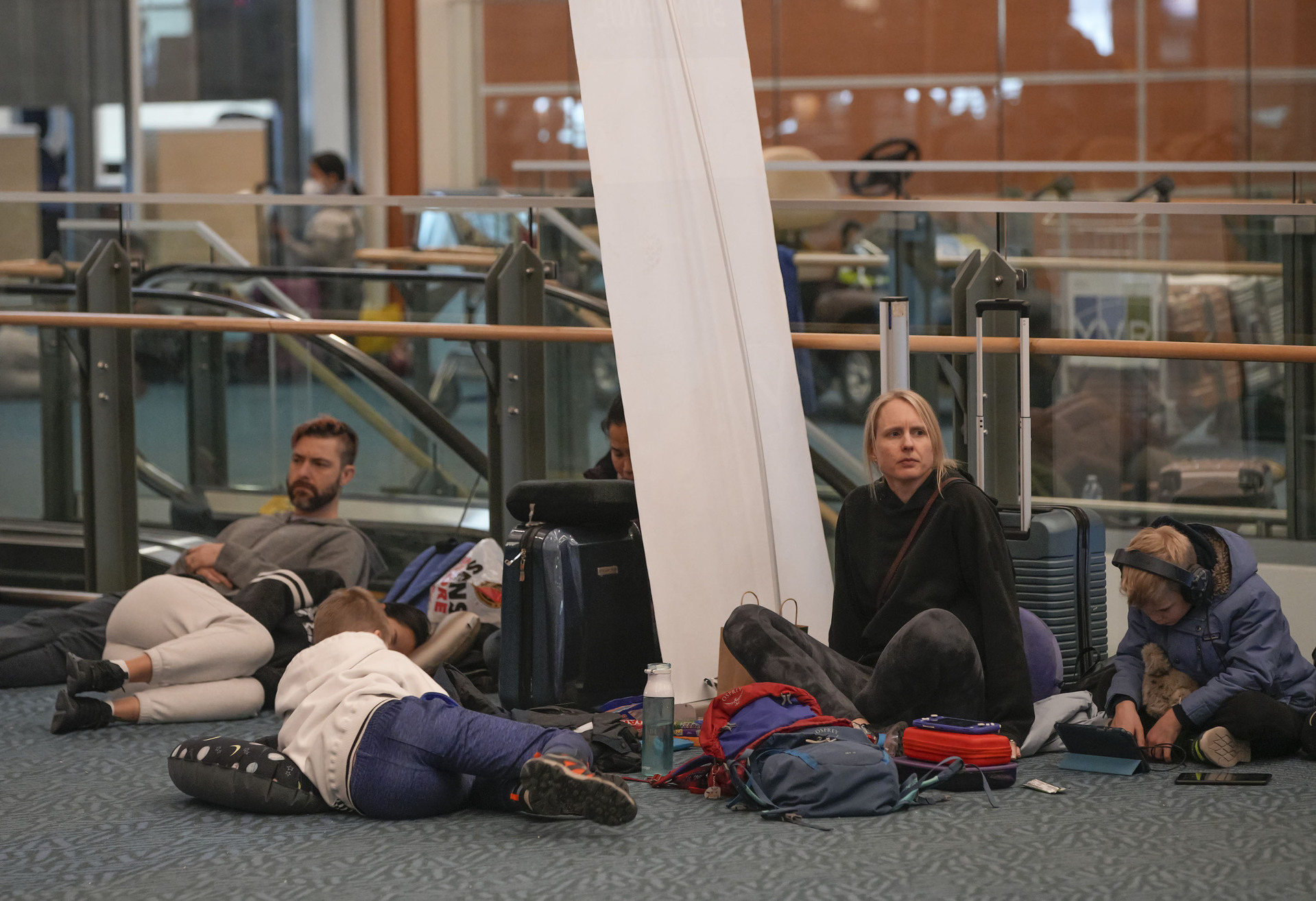 温哥华机场：暴雪导致航班延误