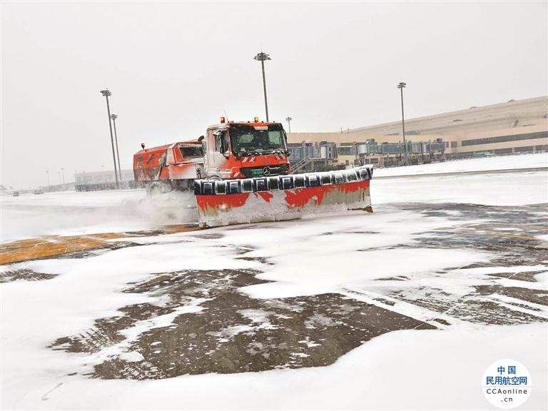 哈尔滨迎来降雪天气 机场航班正常运行