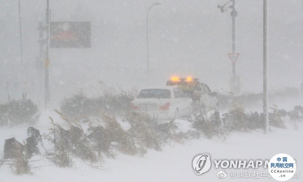 韩国多地遭遇强降雪，多个机场航班停飞