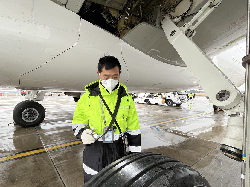 春运首日 东航机务在双流国际机场和天府国际机场全力护航保安全