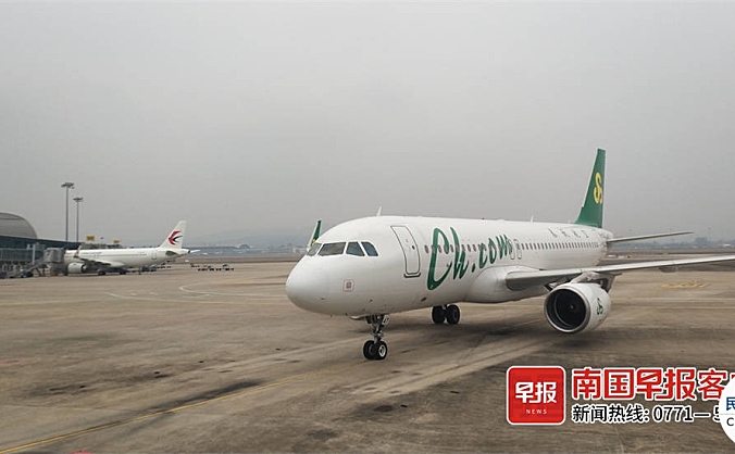 “乙类乙管”首日首个国际航班抵达南宁，184名旅客回国