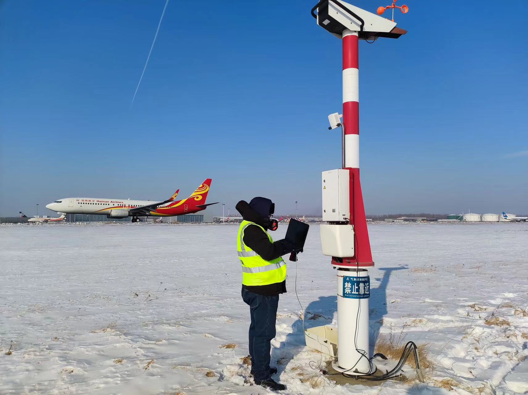 黑龙江空管分局气象台设备室细致维护设备保春运安全