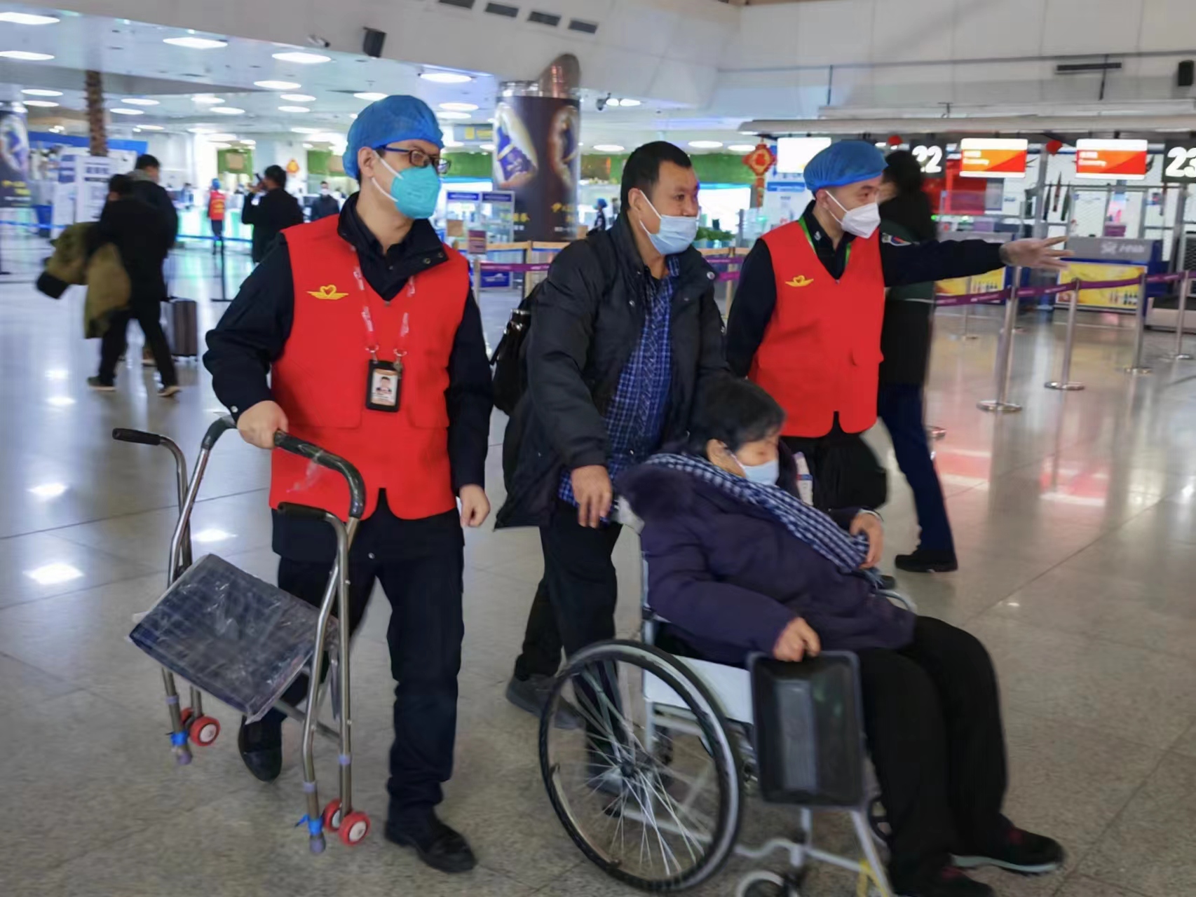 乌鲁木齐国际机场分公司安全检查总站团委开展“青春志愿行，温暖回家路”志愿者活动