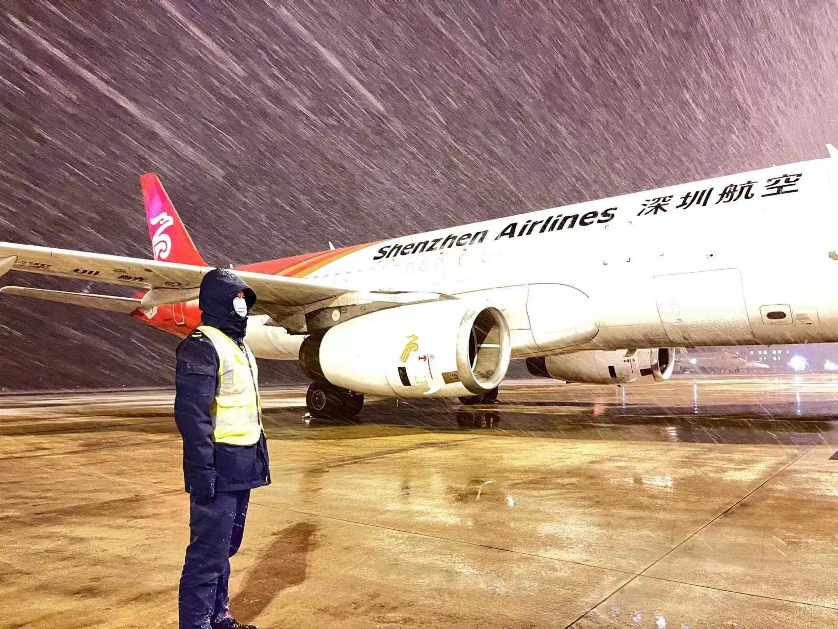 小年逢初雪，襄阳机场全力以赴除冰雪，护航春运平安路