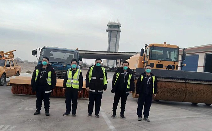 库尔勒机场全力开展除冰雪工作 保航班顺畅运行