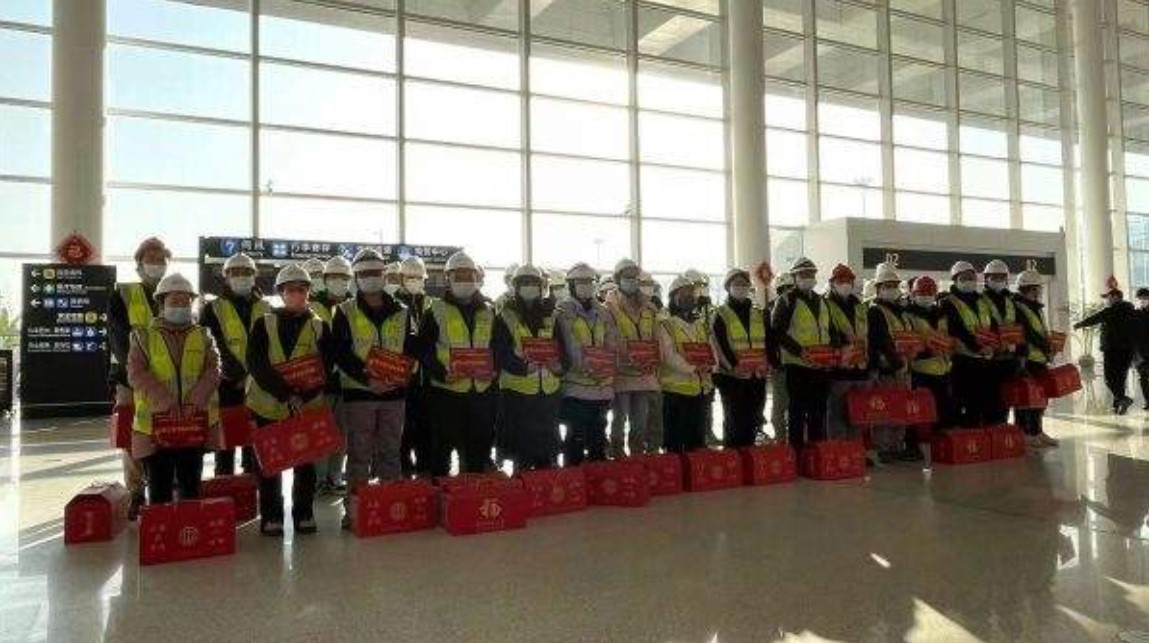 鄂州包机送花湖机场建设者回家过年