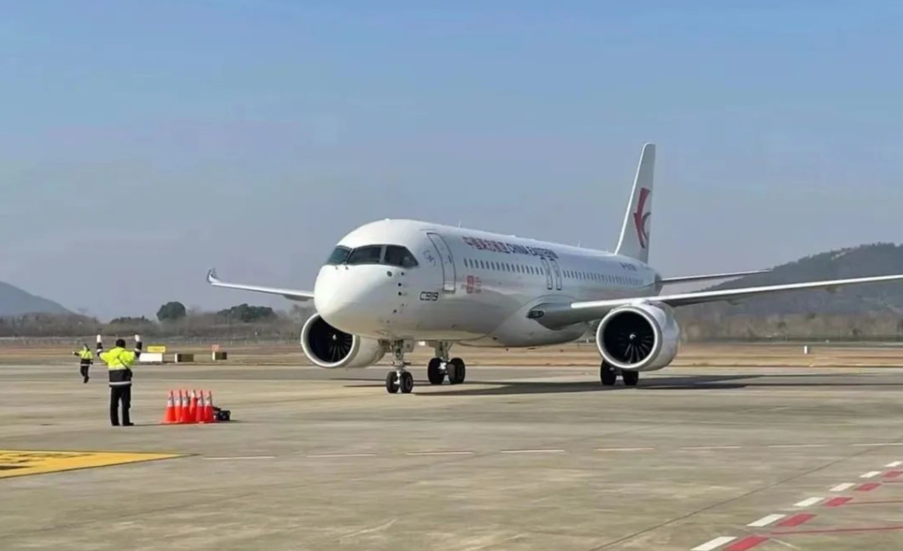 全球首架C919国产客机兔年首飞“打卡”南昌机场