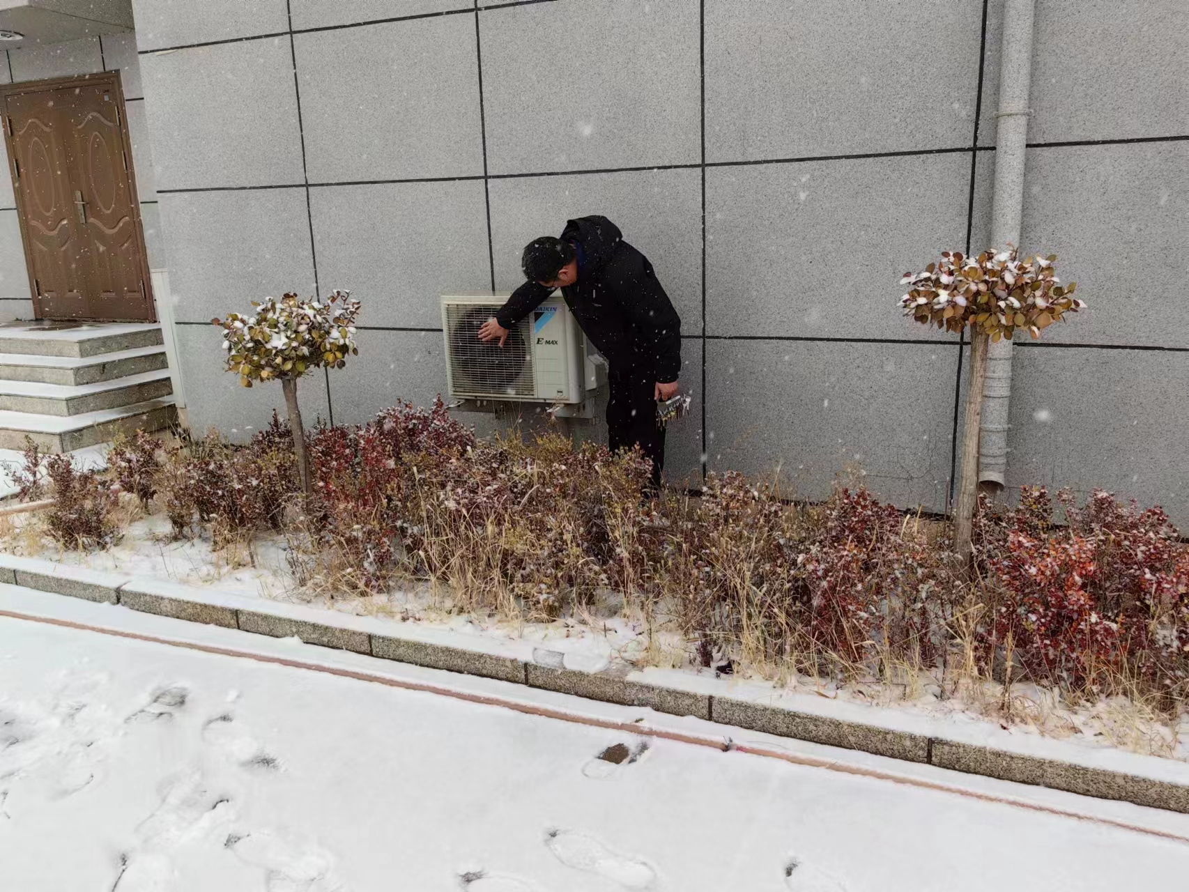 宁夏空管分局技术保障部加强大雪天气保障