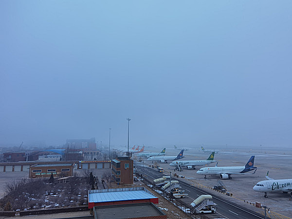 中川机场迎来一次中雪冻雾天气