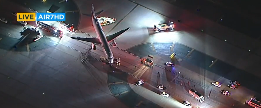 突发！美媒：洛杉矶国际机场一飞机与大巴相撞，目前4人已被送医