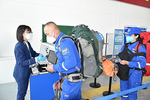 秦皇岛机场保障蓝天救援队队员赴土耳其开展国际救援