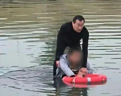 轿车意外落水，宁波机场域内一员工立刻跳水救人