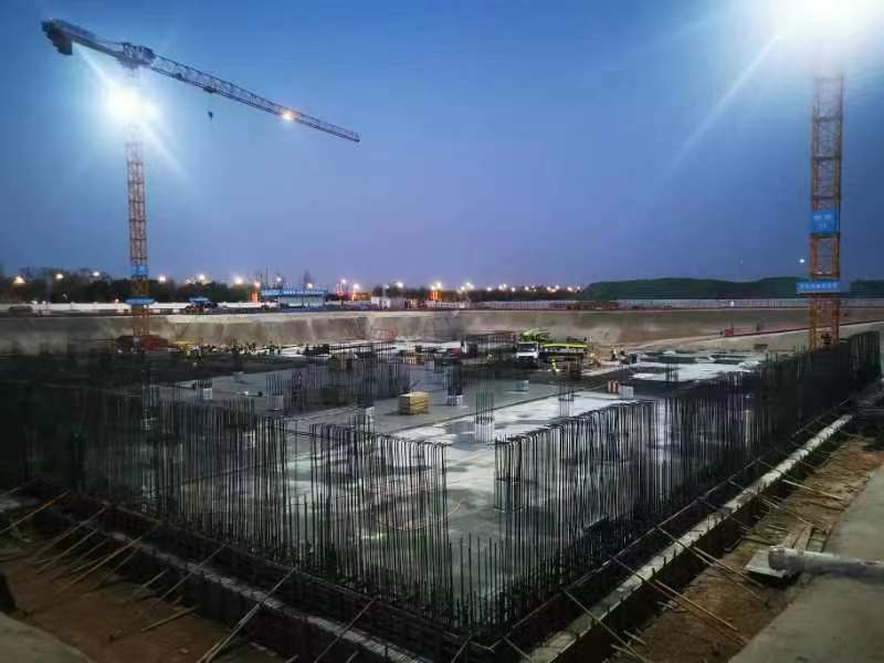 西安咸阳国际机场三期扩建工程空管工程空管运行保障基地工程项目首块筏板浇筑完成