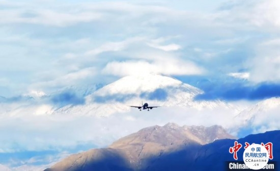 西藏拉萨迎来降雪天气 西藏机场集团为旅客出行提供保障