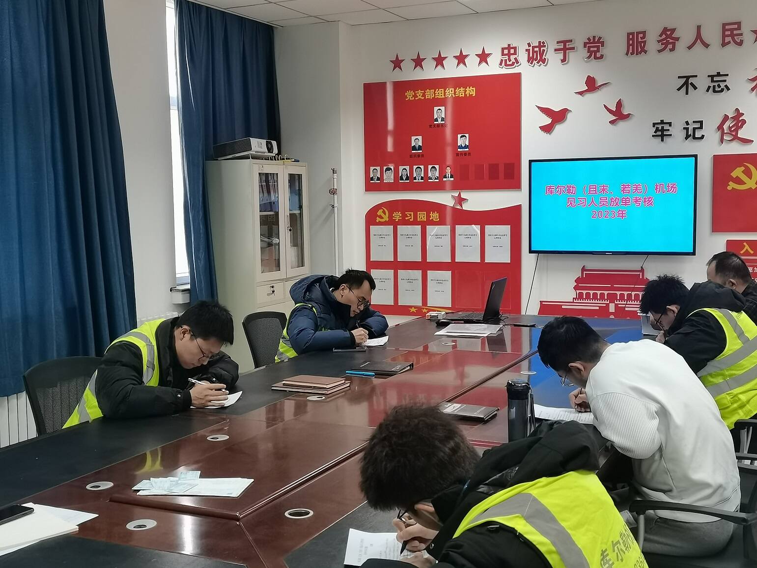 库尔勒（且末、若羌）机场提升管制保障能力 严格把控放单考核