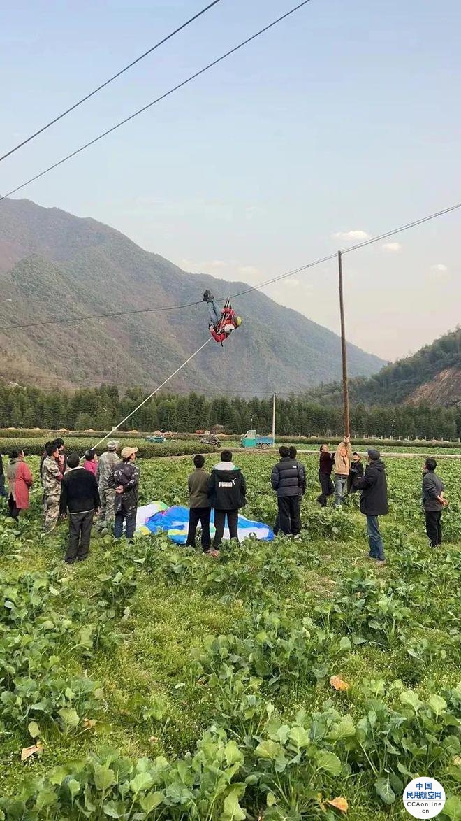 杭州某地一男子飞滑翔伞挂到电线上