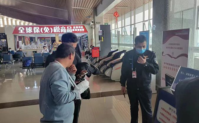 伊宁机场开通绿色生命通道紧急运送受伤旅客